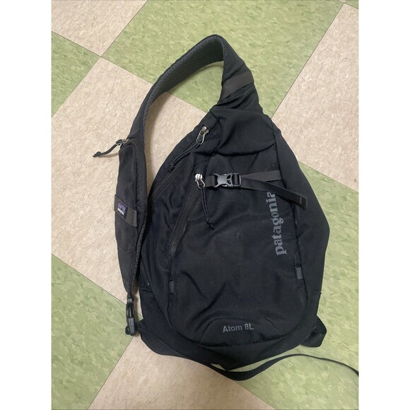 Patagonia Hiking Outdoor Bag Atom Sling 8L, Black, One Size Crossbody Black - Picture 1 of 11